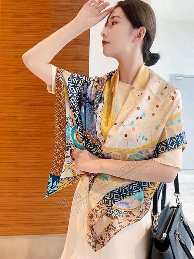 HERMES圍巾 愛馬仕女絲巾 專櫃新品真絲緞面燙金大方巾  llwj6722